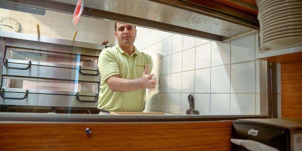 Erdal Asci har bakat pizzor i elva år. Han trivs med sitt jobb.
