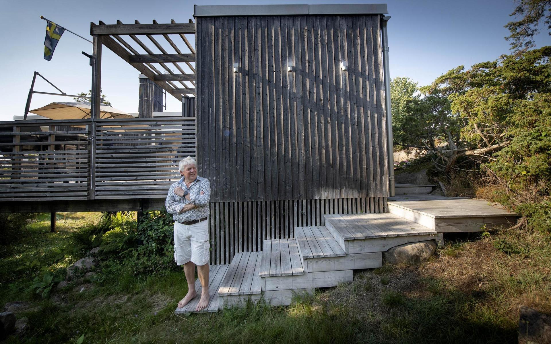 För att skapa ett naturligt intryck men ändå skydda fasaden har de valt att måla med en speciell färg som kallas järnvitriol. 