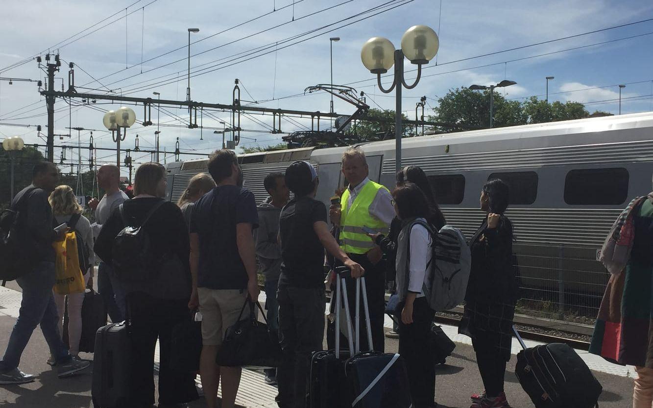 Resenärer på Varbergs station under fredagen. Bild: Matilda Carlström.