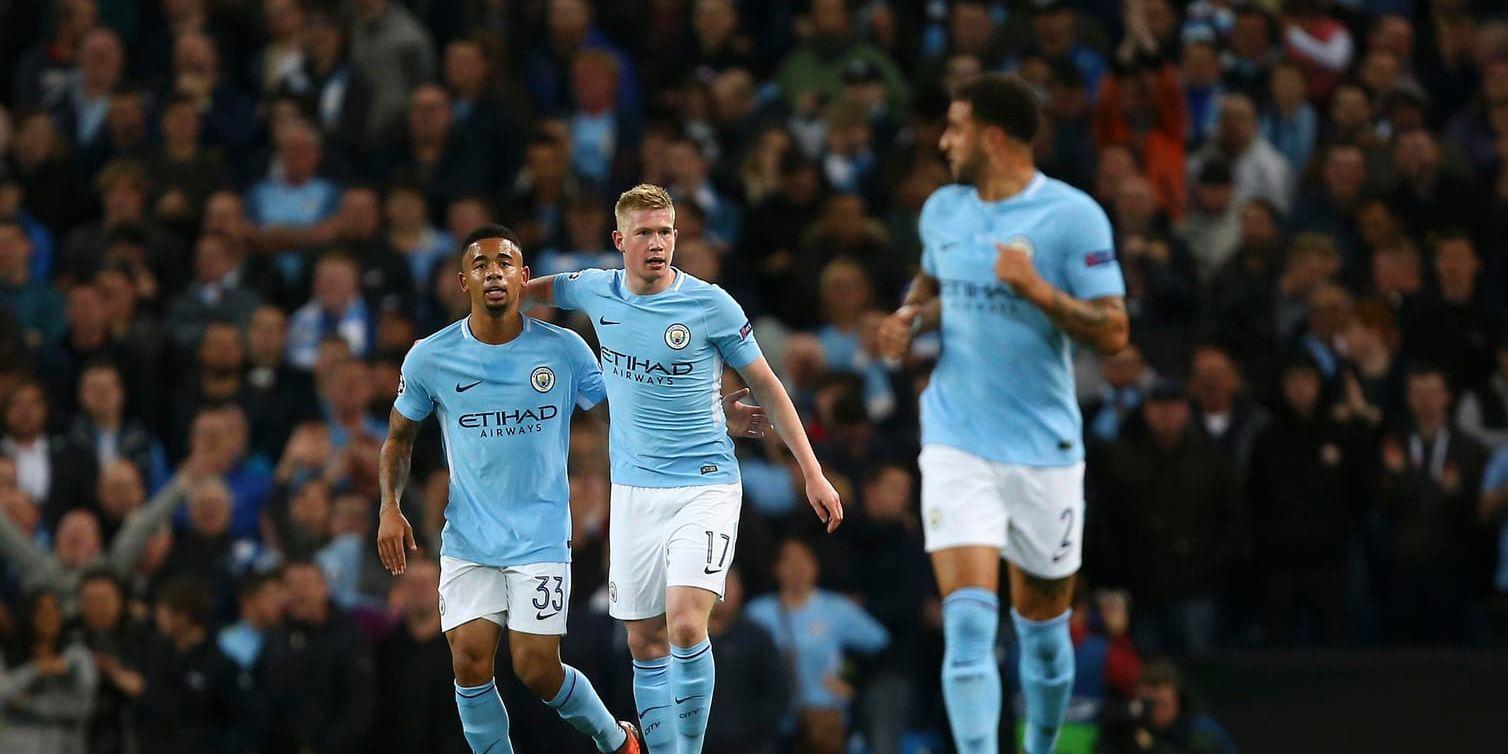 Manchester Citys Gabriel Jesus, till vänster, firar med Kevin De Bruyne, i mitten, och Kyle Walker.