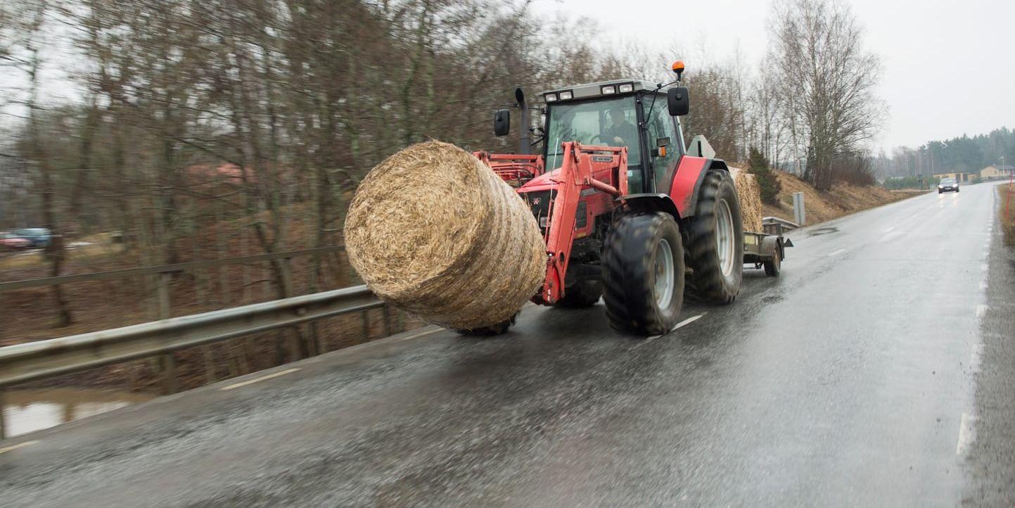 Traktorer på allmän väg kan verkligen stoppa upp trafiken, skriver insändarskribenten.