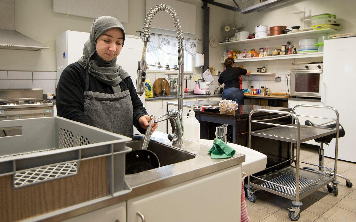 Trivs i köket. Naimeh Mardin från Syrien har varit på Resurscenter i sju månader. Hon arbetar i köket och förklarar att hon trivs jättebra.