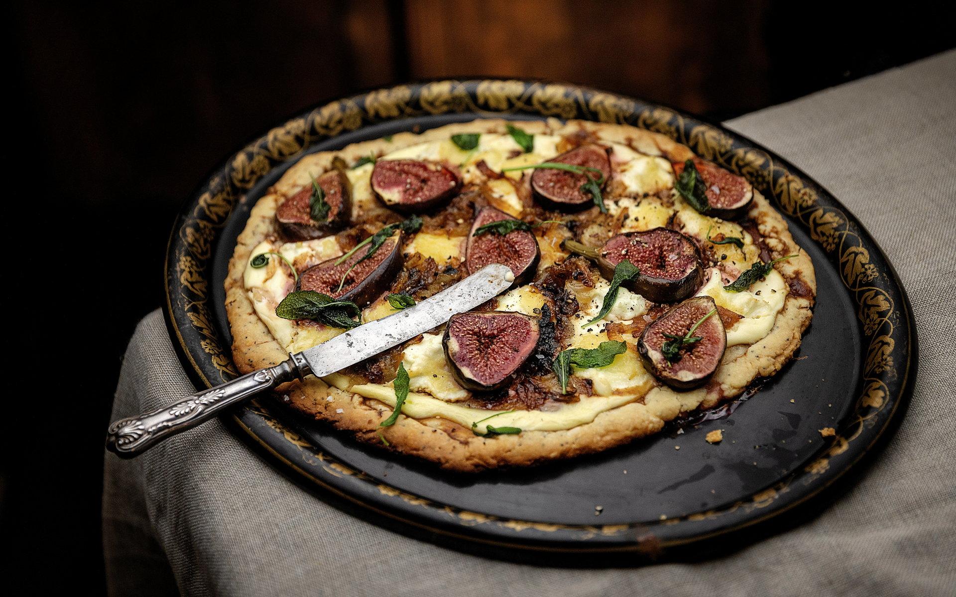 Tarte med getost, fikon och friterad salvia.