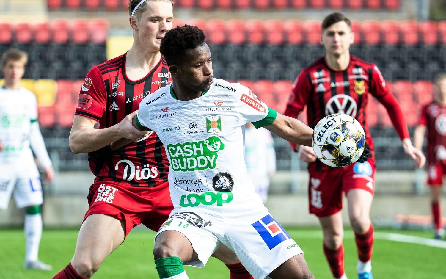Varbergs Adama Fofana och Östersunds Sebastian Karlsson Grach under fotbollsmatchen i Allsvenskan mellan Östersund och Varberg den 2 maj 2021 i Östersund.