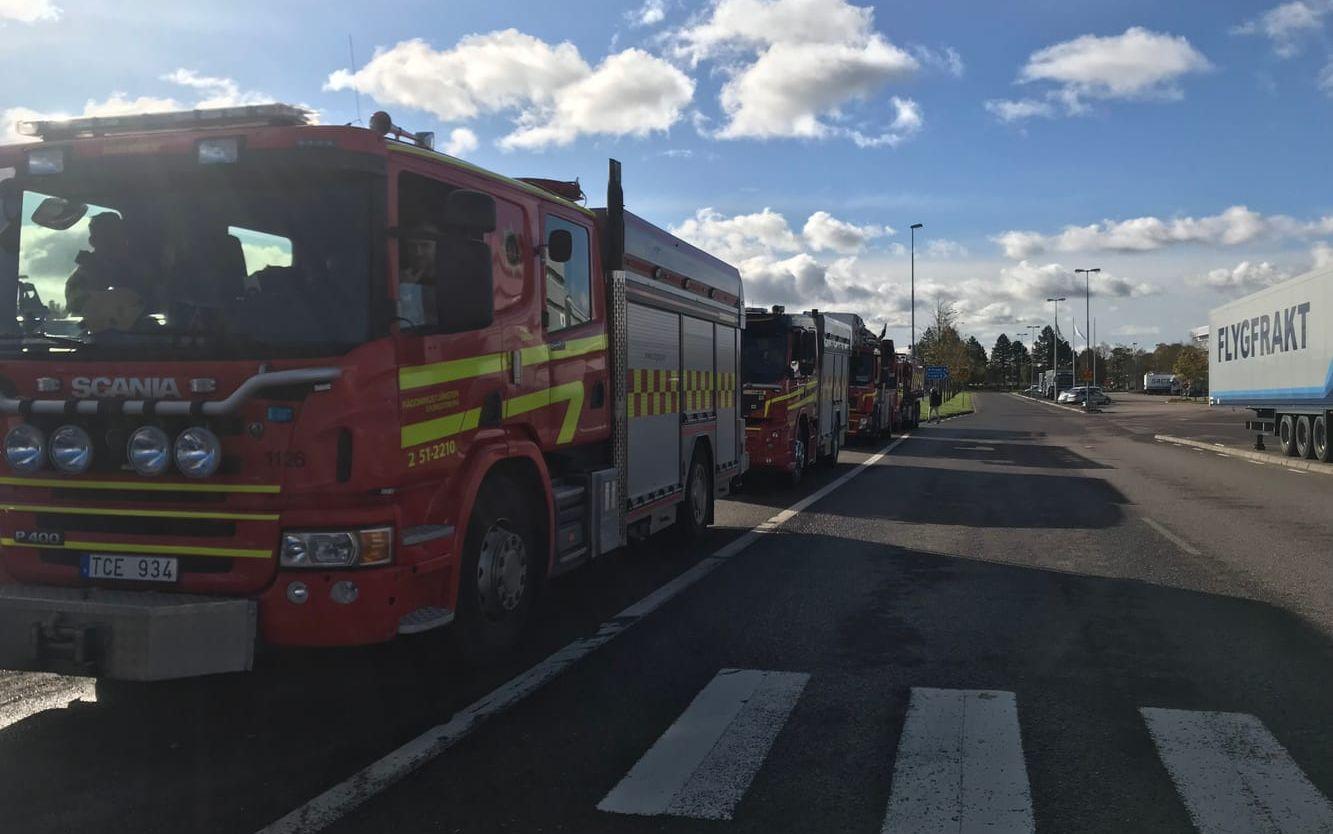 Brandbilar har också anlänt till Landvetter men befinner sig på behörigt avstånd från terminalen. När GP:s reporter frågar räddningstjänsten varför de befinner sig på platsen uppger de att de inte får svara på den frågan. Foto: Cecilia Vaccari
