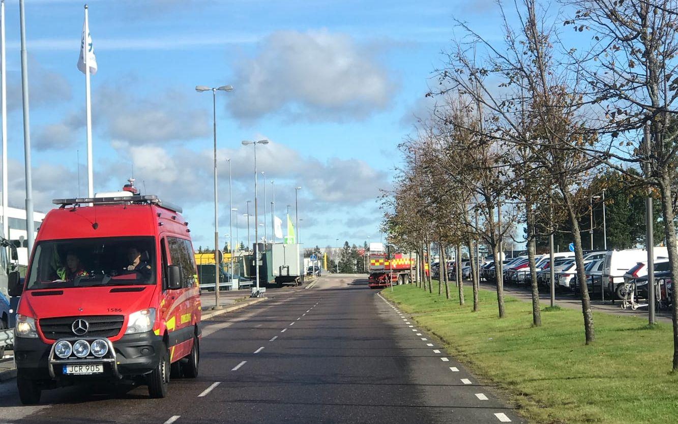 Brandbilar har också anlänt till Landvetter men befinner sig på behörigt avstånd från terminalen. När GP:s reporter frågar räddningstjänsten varför de befinner sig på platsen uppger de att de inte får svara på den frågan. Foto: Cecilia Vaccari
