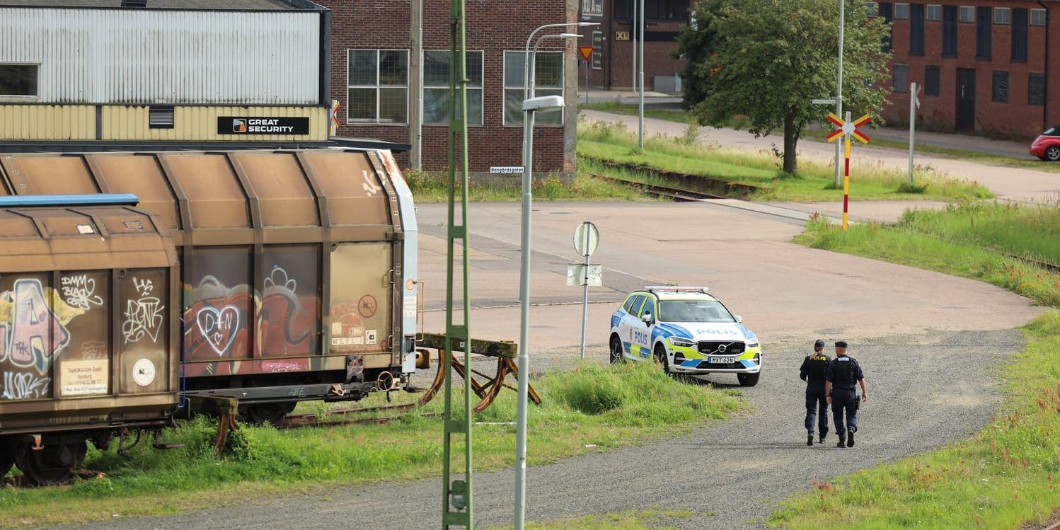 Polis på plats vid bangården i Landskrona där en flicka i högstadieåldern hittades död under natten tills tisdagen. Arkivbild.