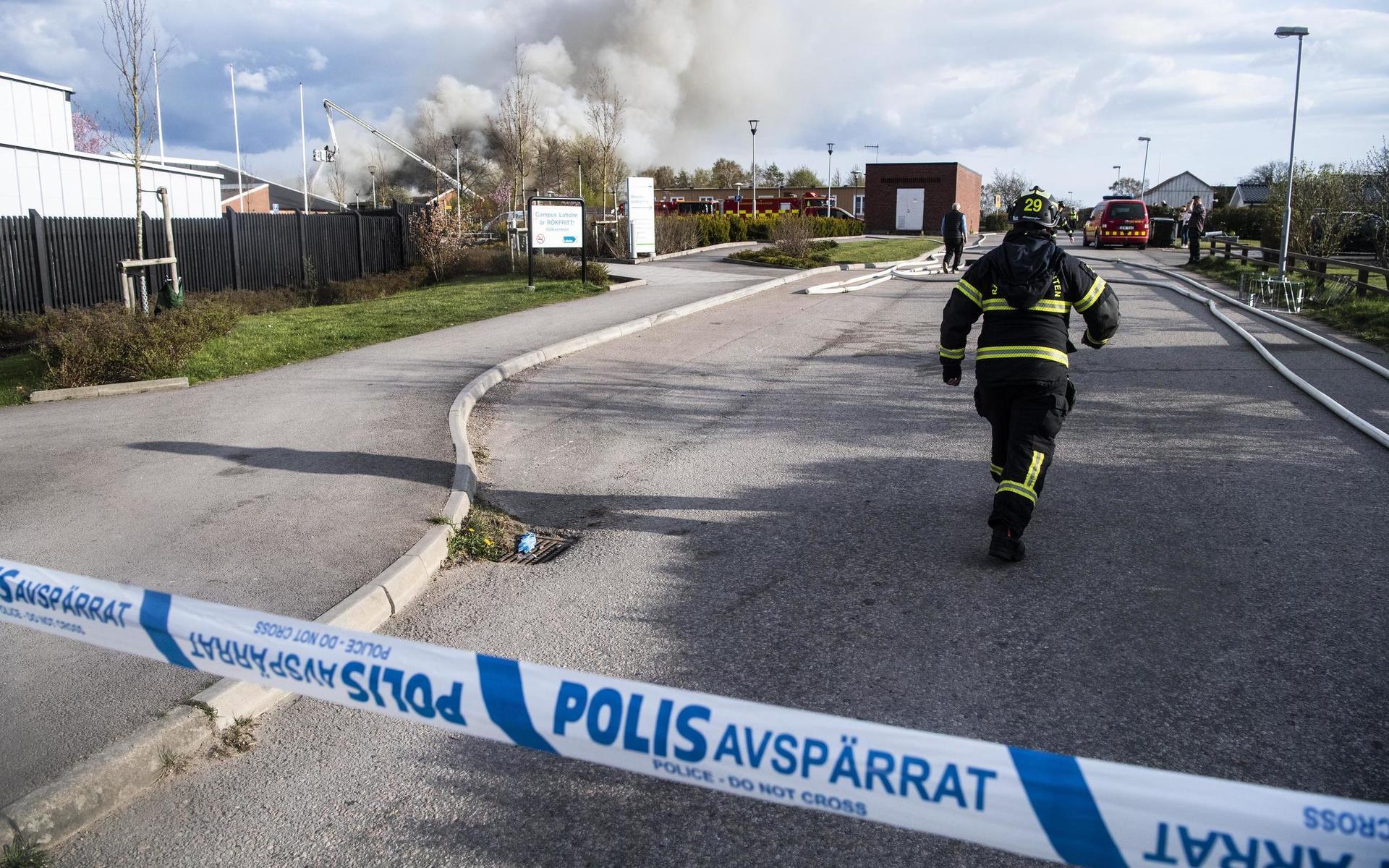 Stor skolbrand i LaholmLaholmVid 17.40 på söndagskvällen fick räddningstjänsten larm om en brand på Osbecksgymnasiet och Lagaholmsskolan i Laholm. Branden har varit omfattande och tolv brandkårsenheter har jobbat på platsen.