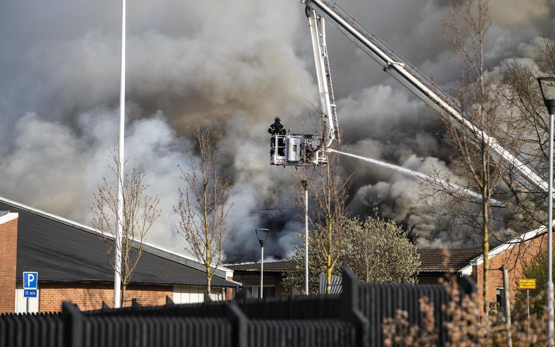 Stor skolbrand i LaholmLaholmVid 17.40 på söndagskvällen fick räddningstjänsten larm om en brand på Osbecksgymnasiet och Lagaholmsskolan i Laholm. Branden har varit omfattande och tolv brandkårsenheter har jobbat på platsen.