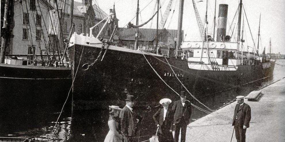 Ångaren Atalanta i Varbergs hamn. Den var på 1 100 ton och var Varbergs sjöfartsstolthet. Mellan år 1900–1916 ägdes S/S Atalanta av Robert C Jobson. Bild: Ronald Johanssons bildsamling