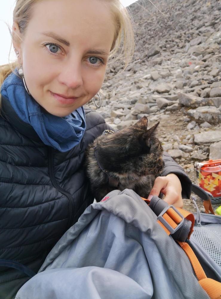 Sanna Widell tog med sig katten Kattis upp på sydtoppen av Kebnekaise.