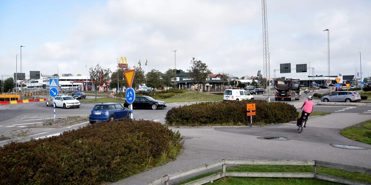 Är den nuvarande Lassabackarondellen och den nya bron tillräckligt dimensionerad för att hantera trafikflödet till Västerport, det nya hotellet, diverse affärsetableringar och all tung trafik till/från den nya Farehamnen? undrar debattörerna.