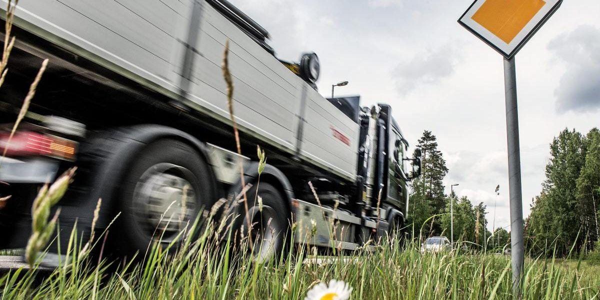 Lastbil. Transporter är en stor källa till utsläpp av koldioxid och andra partiklar, detta måste vi göra något åt.