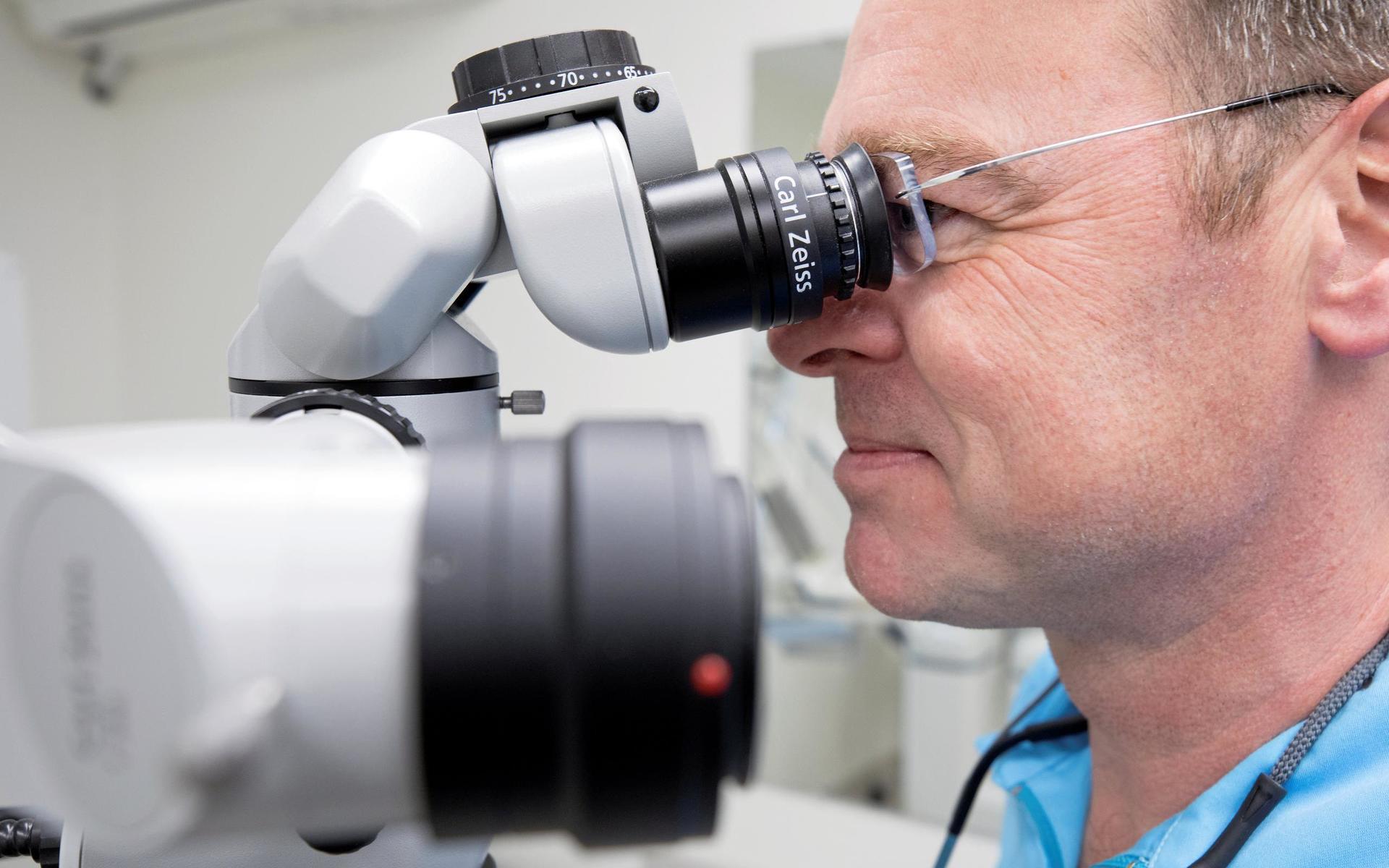Johan Hagman använder ofta sitt mikroskop när han behandlar sina patienter.