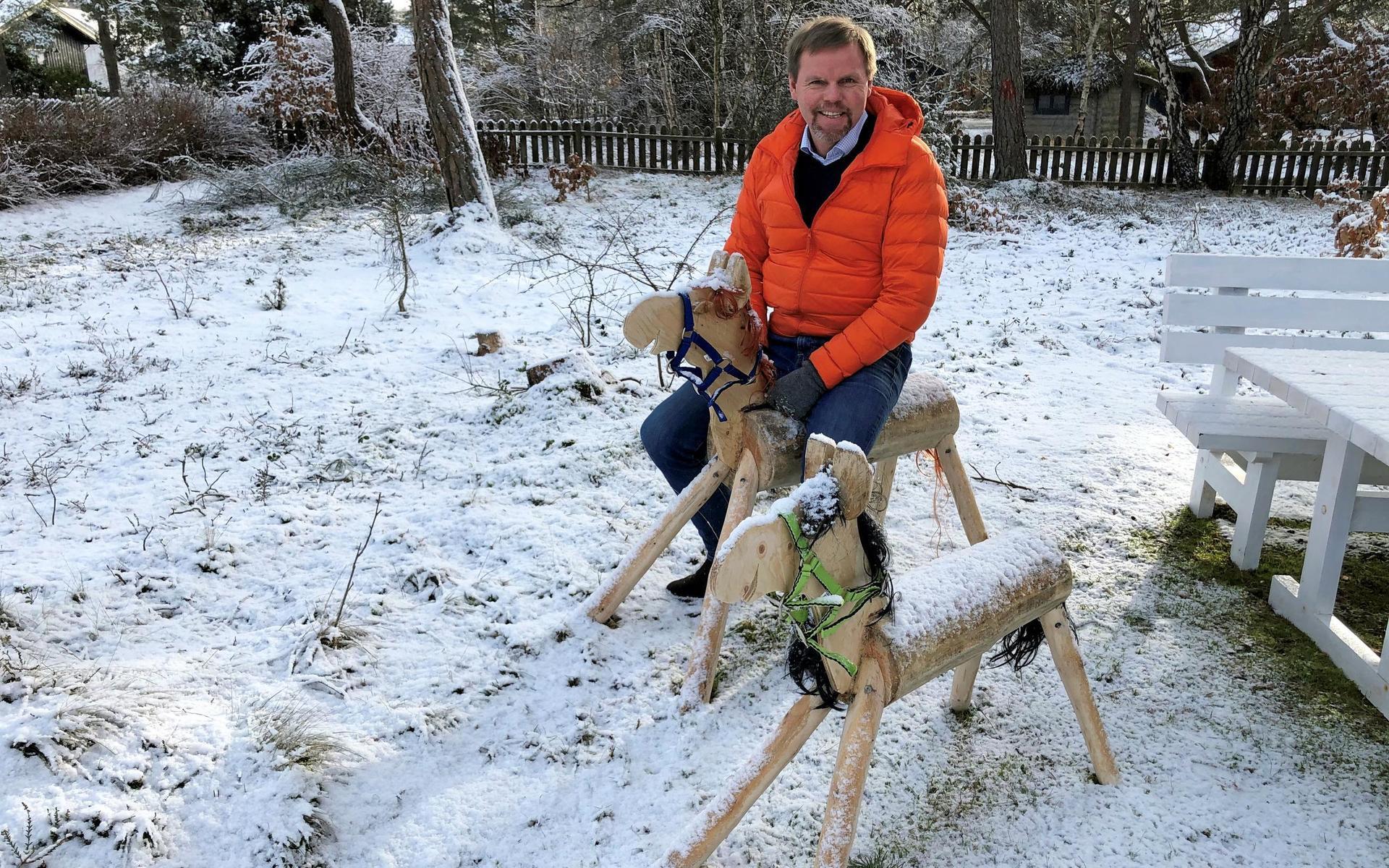 Sven Gillsäters son, Björn Gillsäter, har också djur i trädgården i Frösakull. Fast de här står stilla när de ska fotograferas.