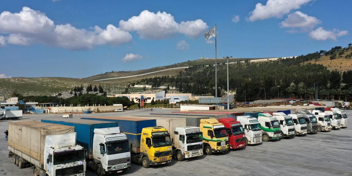 Lastbilar med FN-sändningar till Syrien väntar vid gränsövergången Bab al-Hawa. Arkivbild.