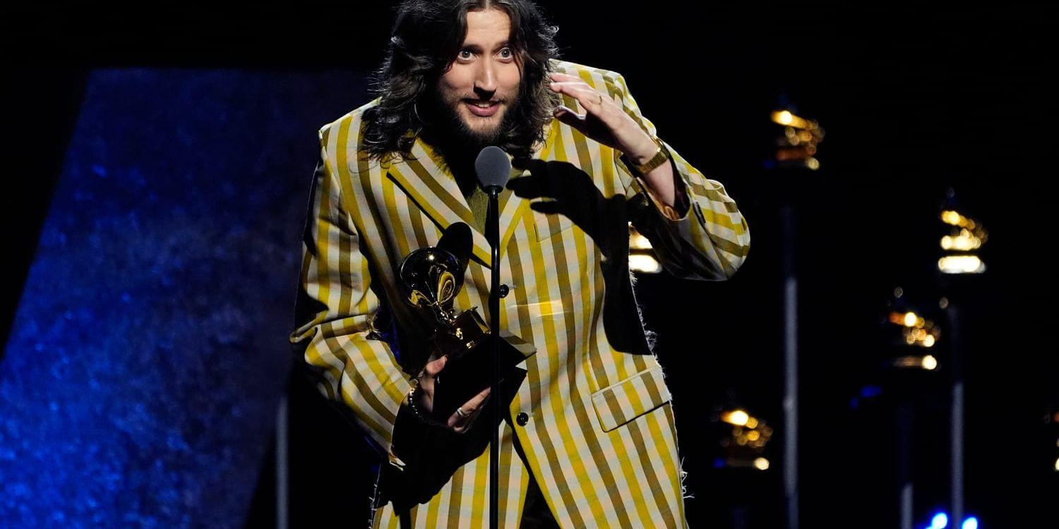 Ludwig Göransson tar emot pris för bästa filmmusik under Grammygalan.