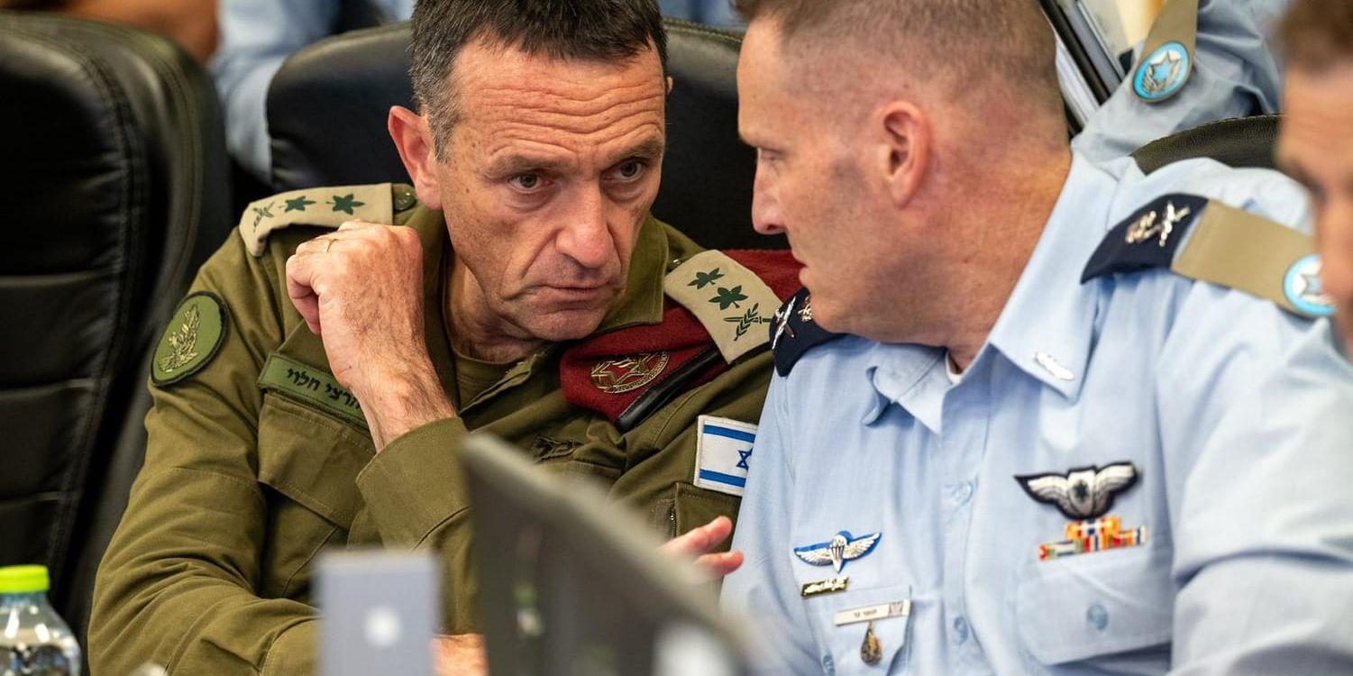 Israels militärchef Herzi Halevi, till vänster. Bild från i söndags.