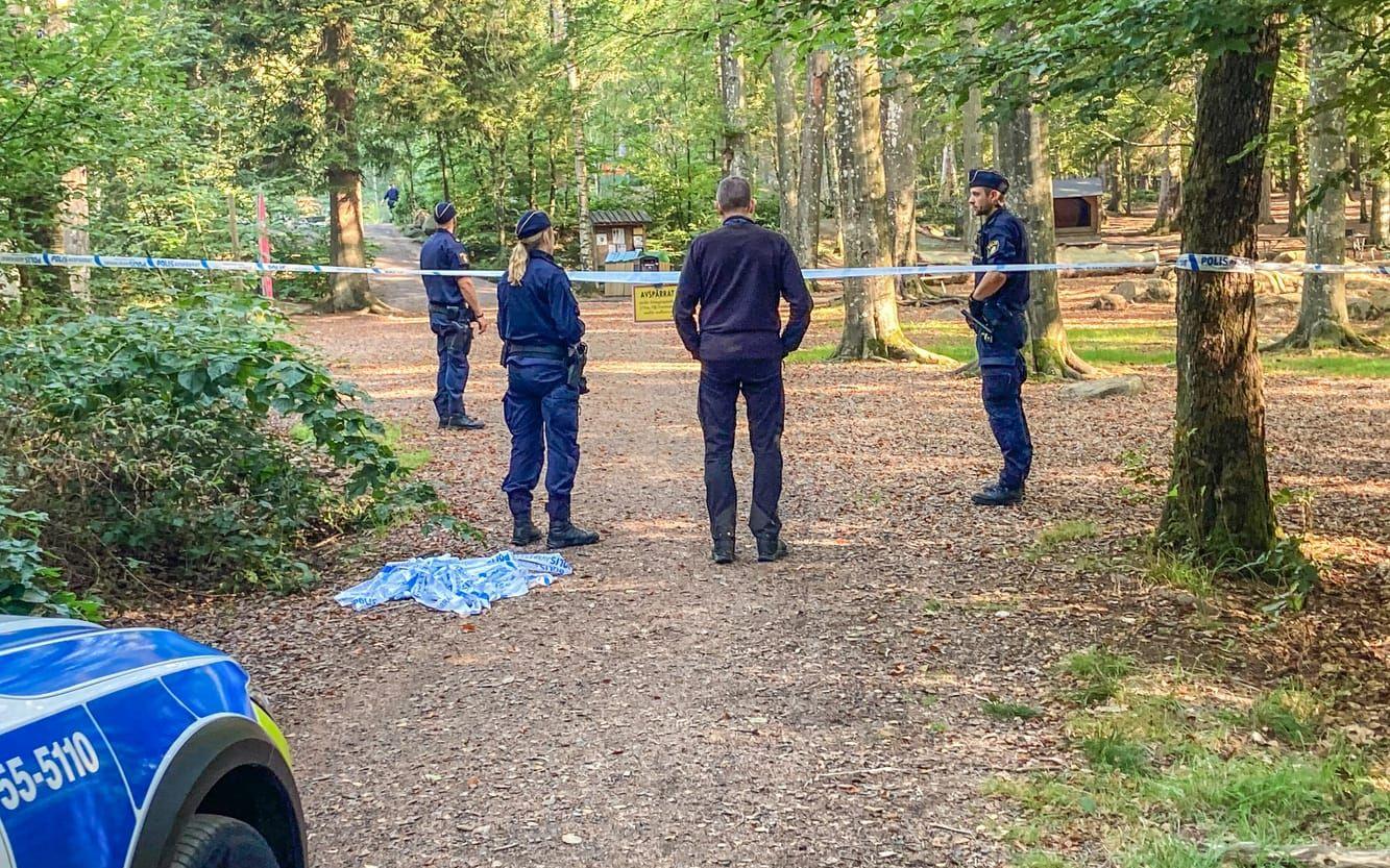 Tekniker och flera polispatruller är på plats i Kungsbackaskogen.