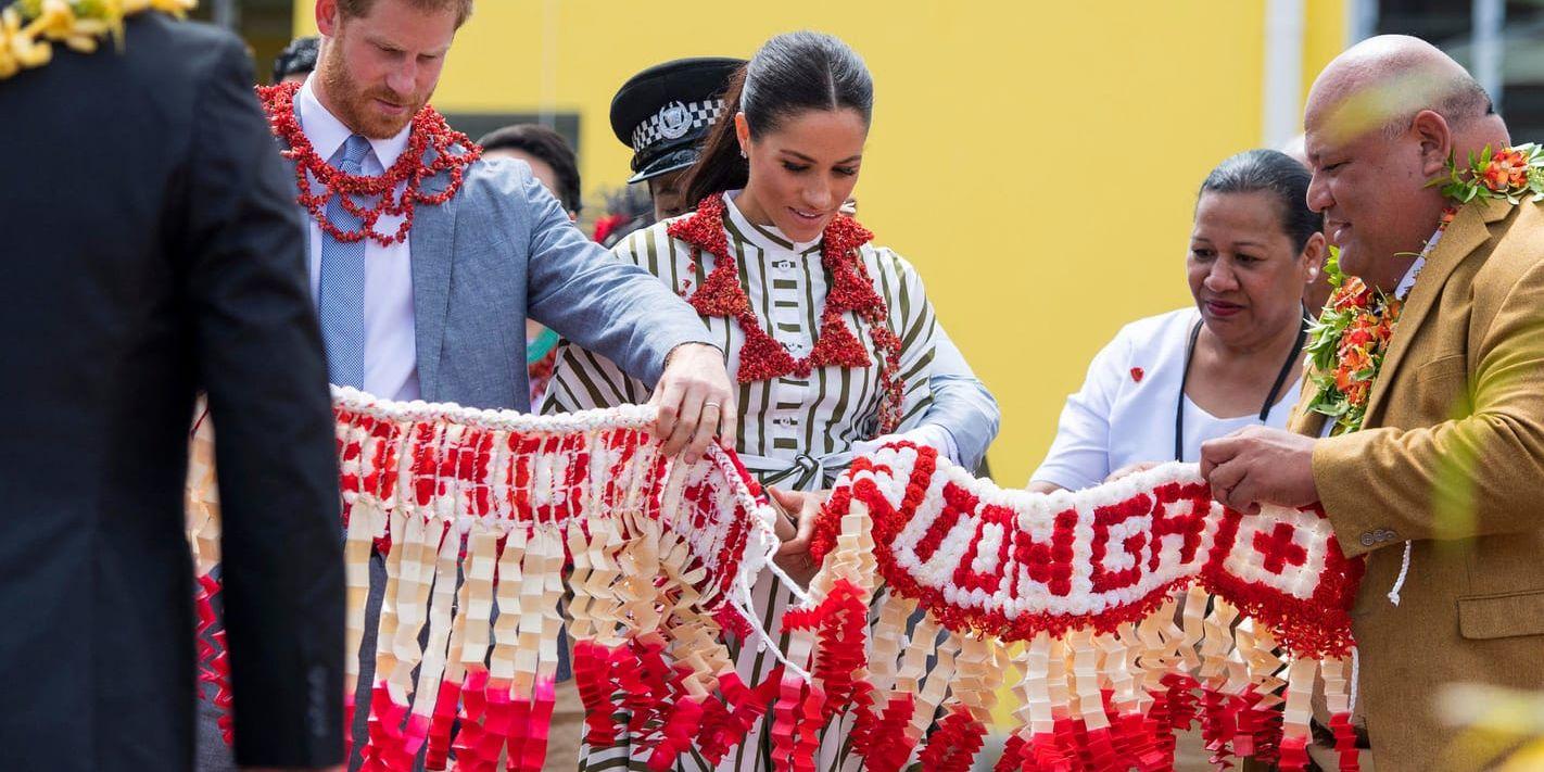 Storbritanniens prins Harry och hans fru Meghan Markle i traditionella tonganska kjolar i Tongas huvudstad Nuku'alofa på fredagen.