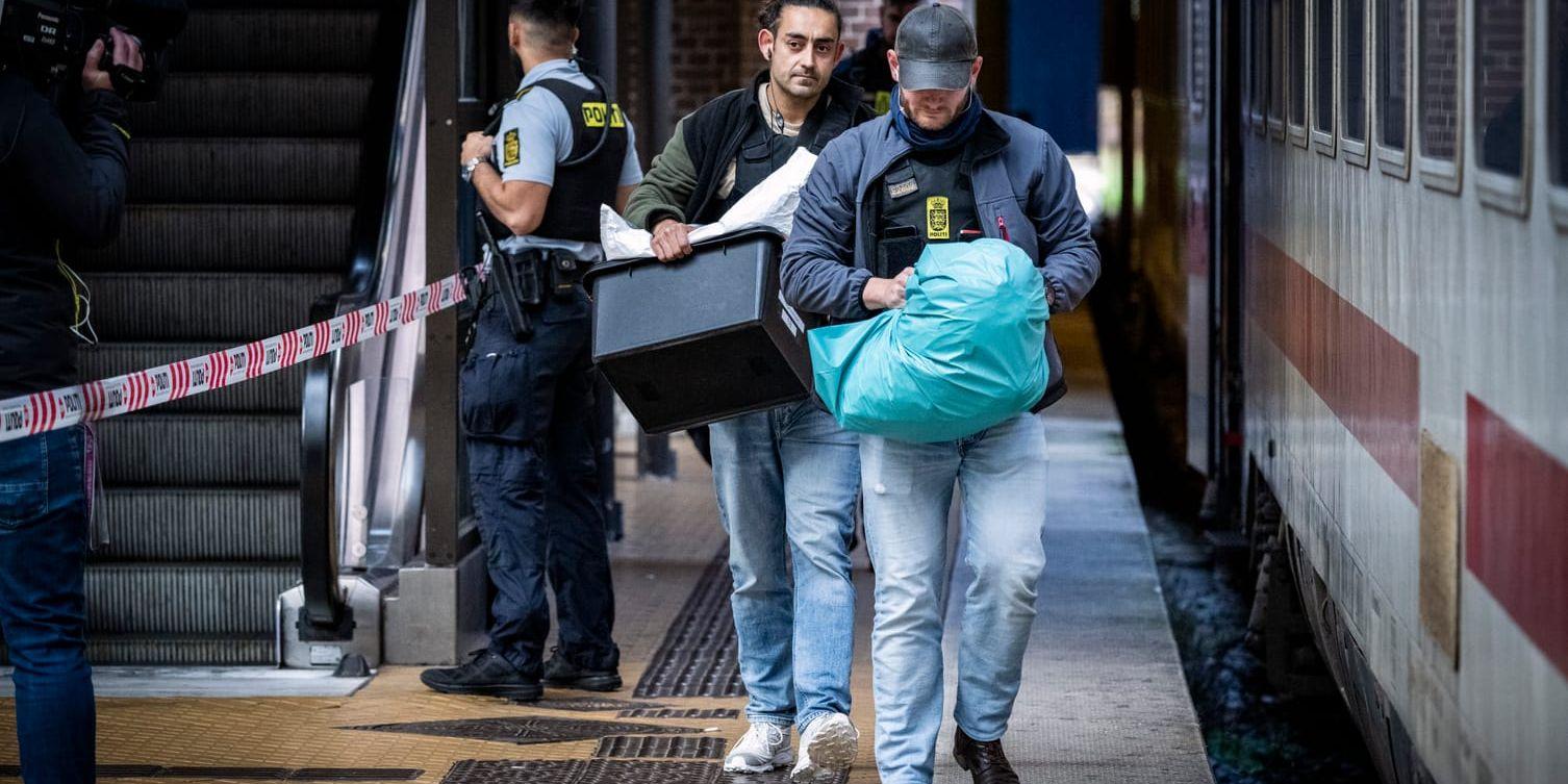 Dansk polis med ett misstänkt farligt föremål som tillhörde två svenskar som greps på ett tåg i Köpenhamn på onsdagen.