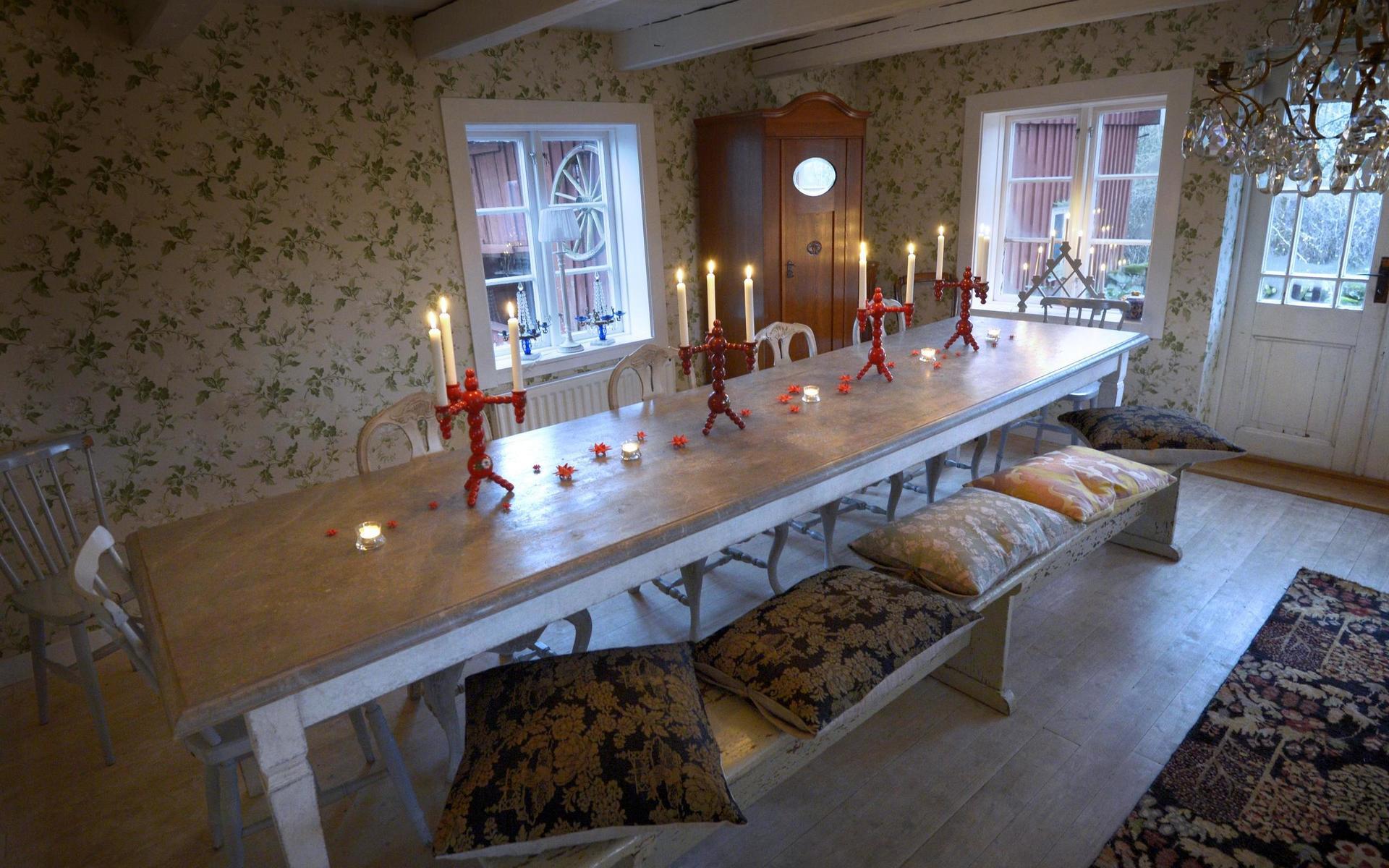 Ljusstakarna på bordet kommer från Åsbro gästgiveri som Varbergshistorikern Peter Börjesson ärvt.