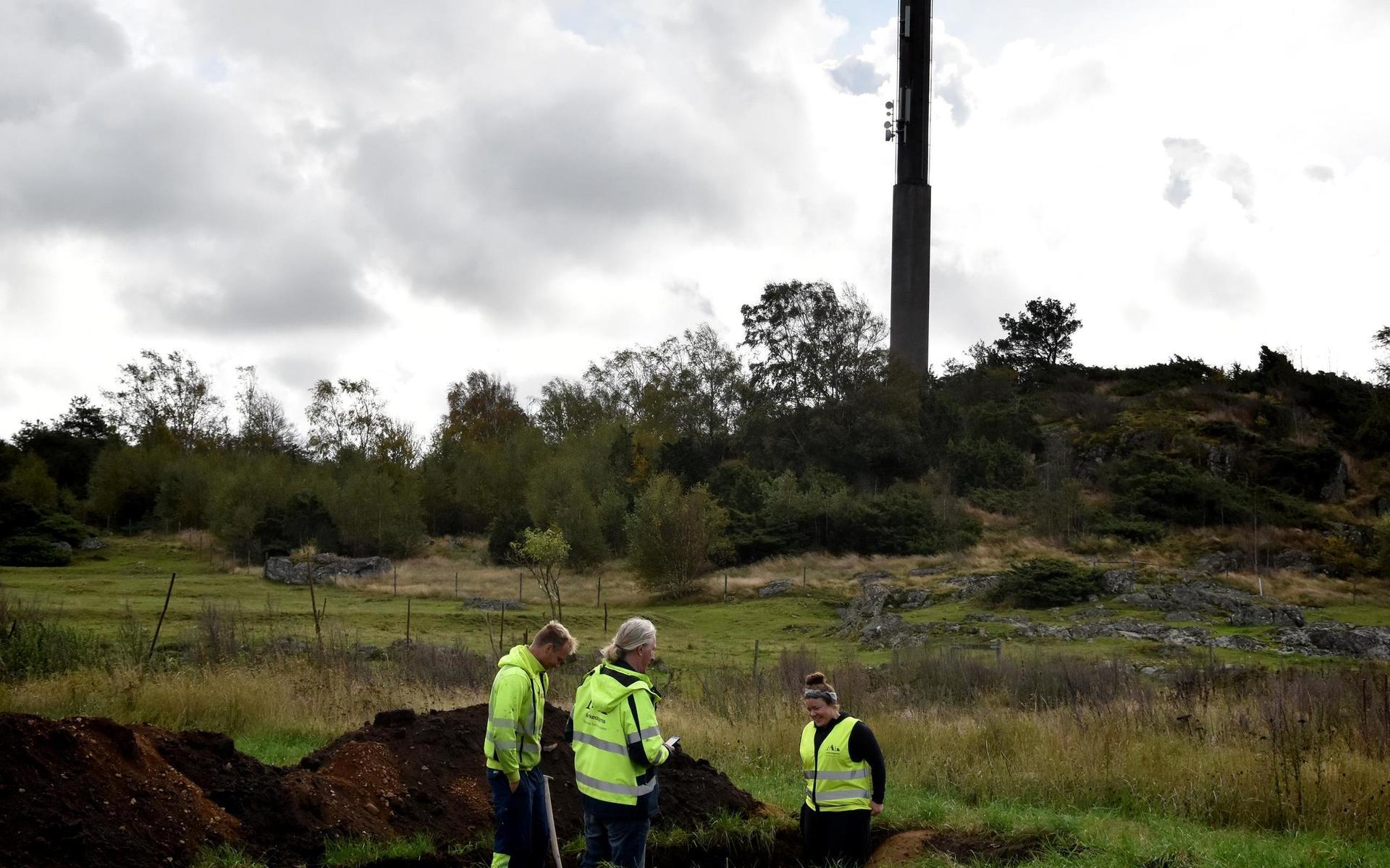 Arkeologerna (Arkeologerna i Mölndal) undersöker området strax norr om Bastekullen och öster om Träslövs kyrka. Här ska Vivab bygga ett nytt vattentorn.