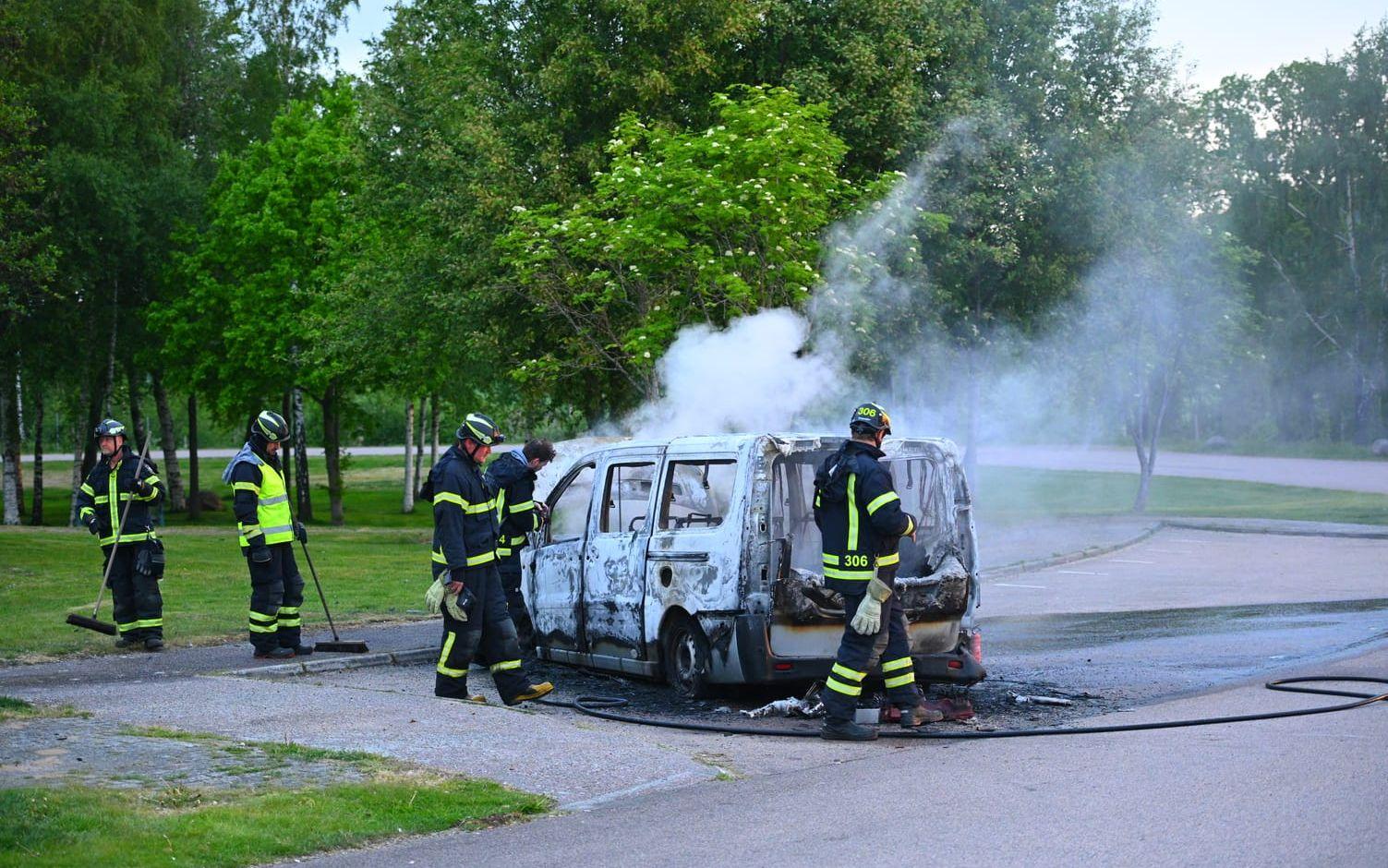 En bil började av okänd anledning att brinna på en rastplats vid E6. 